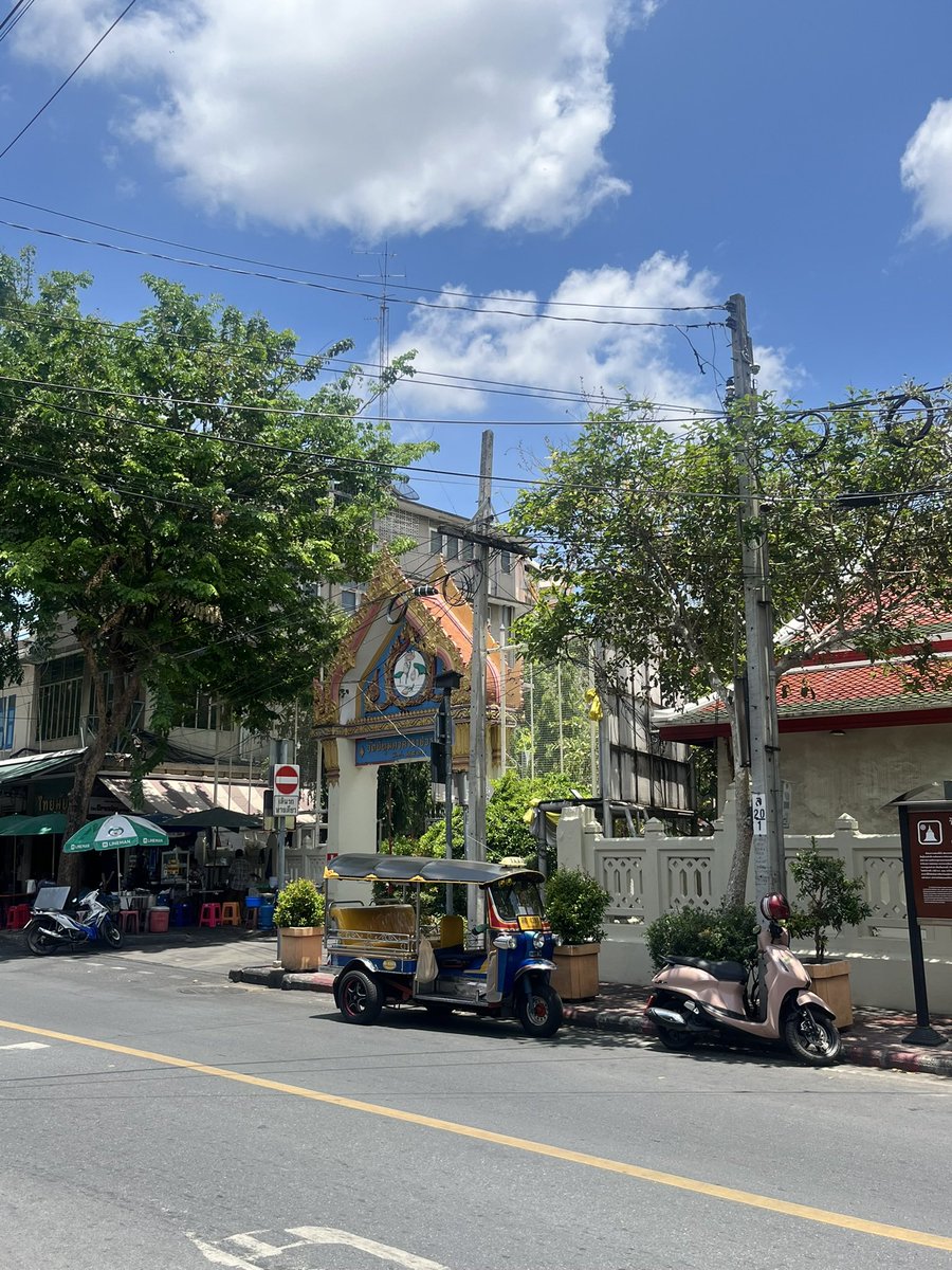 XinU_XinU_XinU's tweet image. タイ料理屋さんにて充電が切れて充電させてもらってる間に店員さんとタイの話になって4月にタイヘ行ったことを伝えたら一番の真夏すぎだことが判明。どうりで火傷するほど暑かったわけだ。11月ごろが涼しくておすすめらしいです
(暑さと戦いながら歌った動画はインスタにて instagram.com/reel/DMSXBXaxv…)