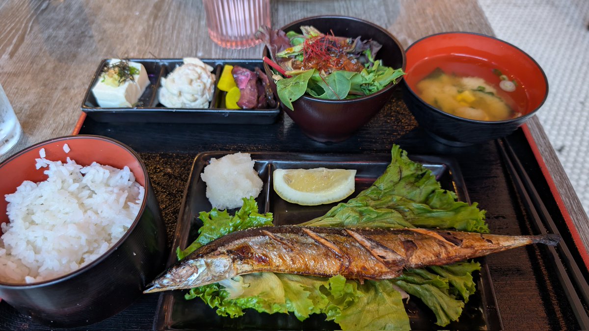 clamp_key's tweet image. 打ち上げ会場の日本食レストラン、ランチで年ぶりに食べたサンマにすごい幸せだった✨
ライトアップだけ見てるとすごく感じのいいのに、周囲はやばめの人だらけのカオス地帯というのが難点のDowntown Los Angeles (DTLA)