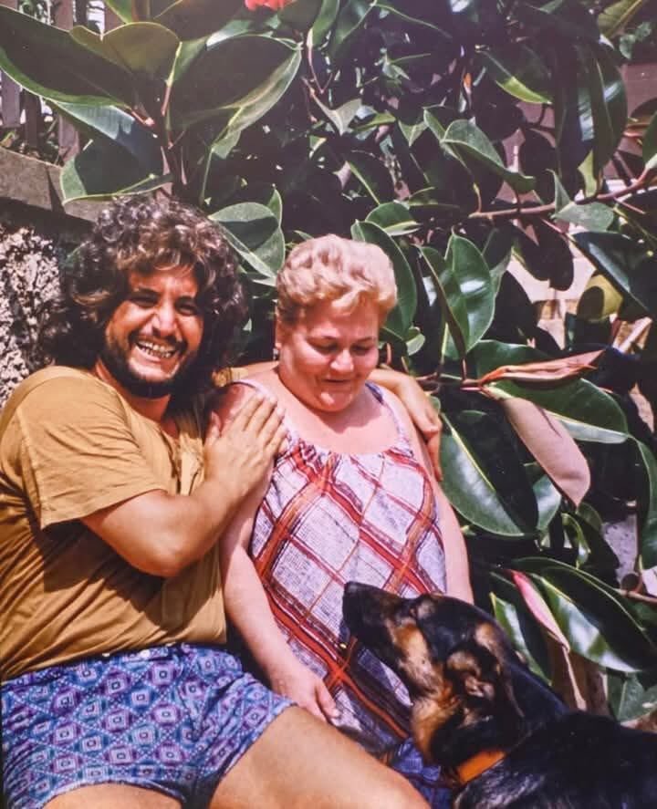 DekaGuido's tweet image. “O scarrafone, 'o scarrafone
Ogni scarrafone è bello a mamma soja”
'O scarrafone
Pino Daniele, con la sua Mamma
youtu.be/bFYm4IpSX-Y?si…