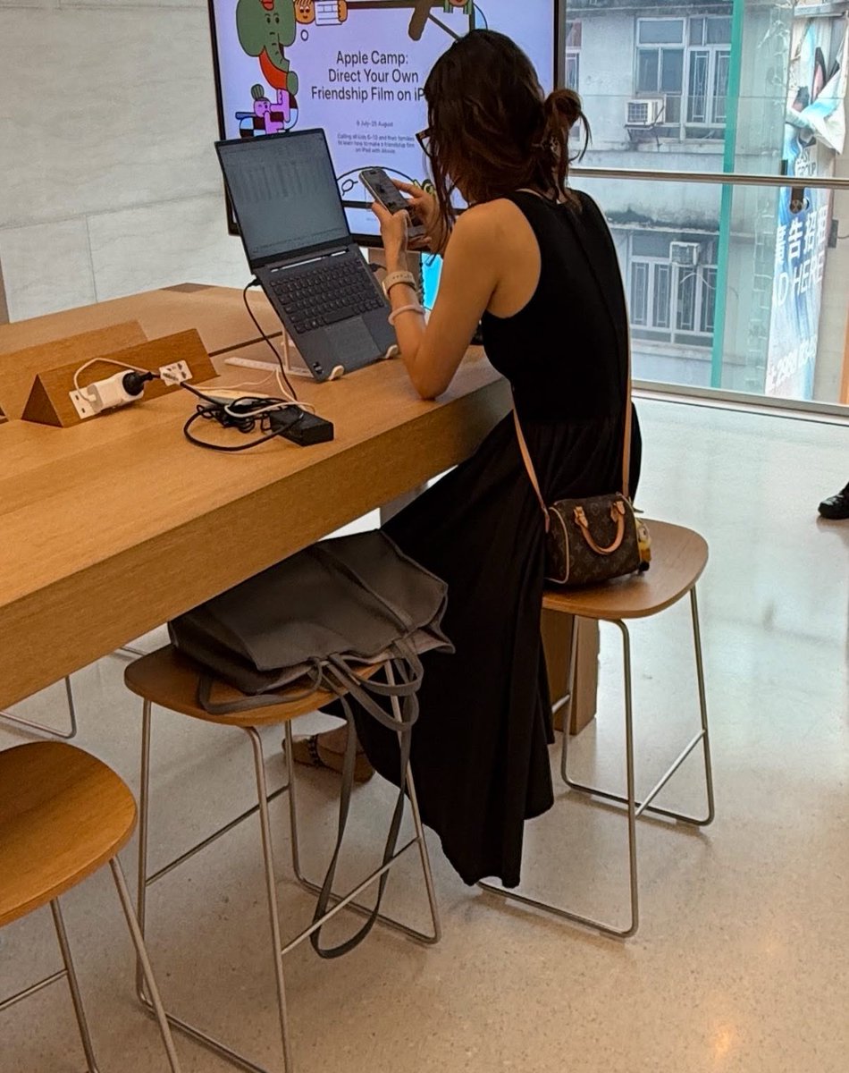 AppleSteve1993's tweet photo. @tim_cook Sombody is using a Lenovo notebook in an Apple Shop in Hong Kong 

https://t.co/qAwit6XPtD https://t.co/kIvTPLadmR