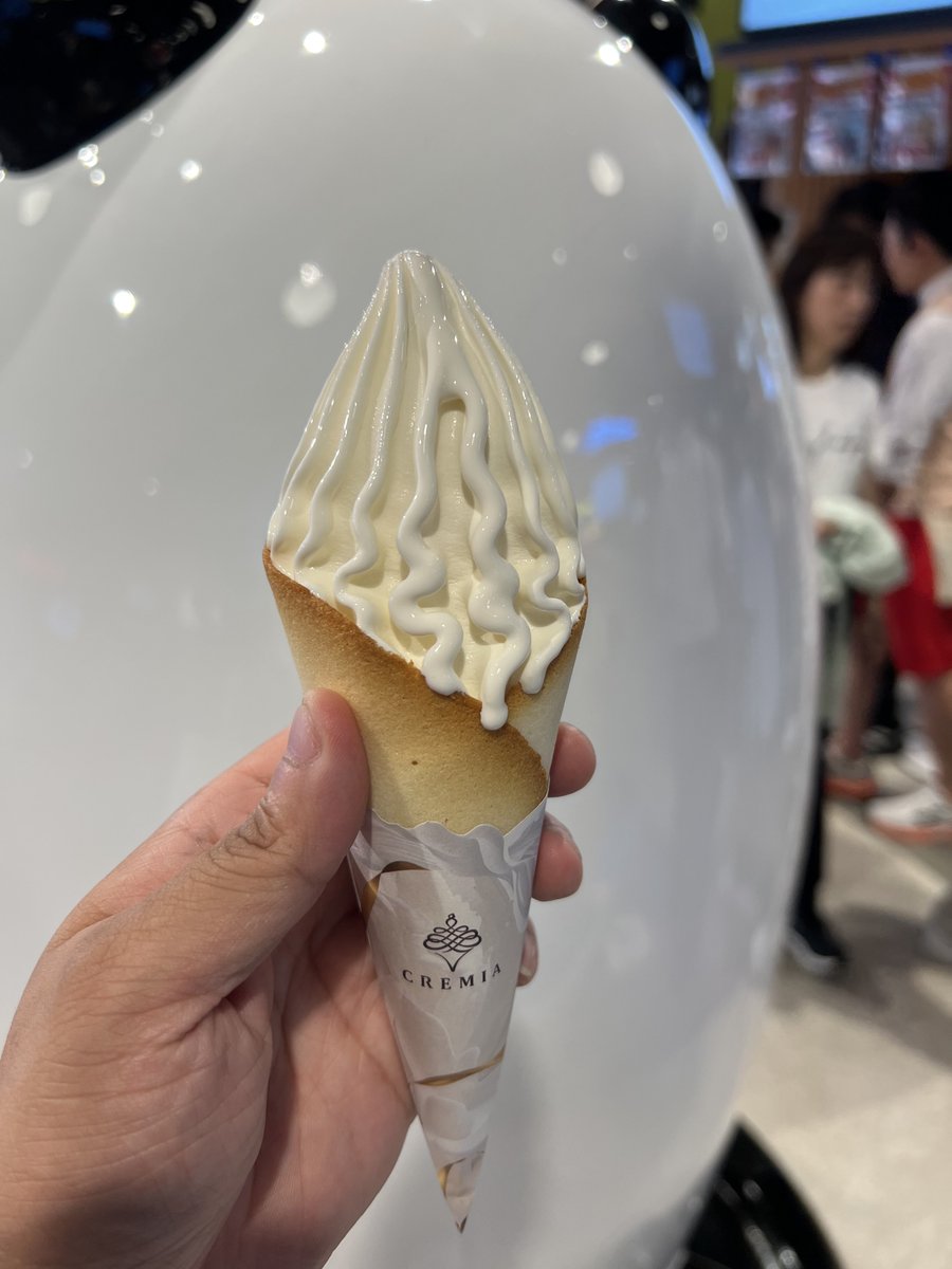 Kurono0609's tweet image. 宴でNISSEIアイス🍦
食らったのは“CREMIA2025“
万博限定の“ラングドシャコーン“
力入ったり、アイスが溶けてきたらラングドシャが崩れると言うある意味消費期限が3分程🤣
でもめちゃくちゃ美味いのよ!