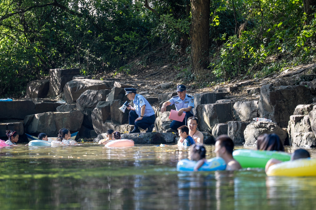 O5unKkOdVdSufmS's tweet photo. Police officers went to key water areas to conduct drowning prevention patrols and promote drowning prevention safety knowledge and self rescue skills to the public https://t.co/MDMOsj5XQO