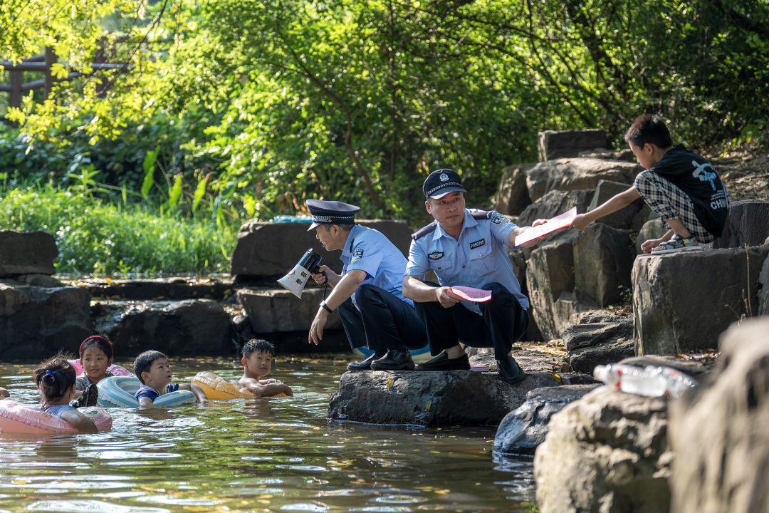 O5unKkOdVdSufmS's tweet photo. Police officers went to key water areas to conduct drowning prevention patrols and promote drowning prevention safety knowledge and self rescue skills to the public https://t.co/MDMOsj5XQO