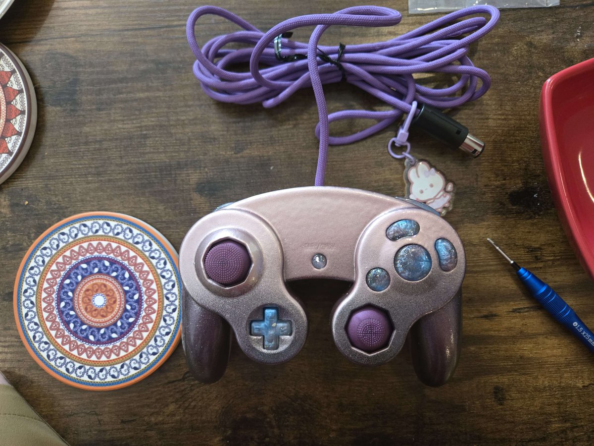 UsagiKaede1's tweet image. Ive been loving these sticks and that SUCKS because I waited like 6 months to get them after messaging the guy over and over and even then I needed to mod the C Stick to fit on the stickbox poll.