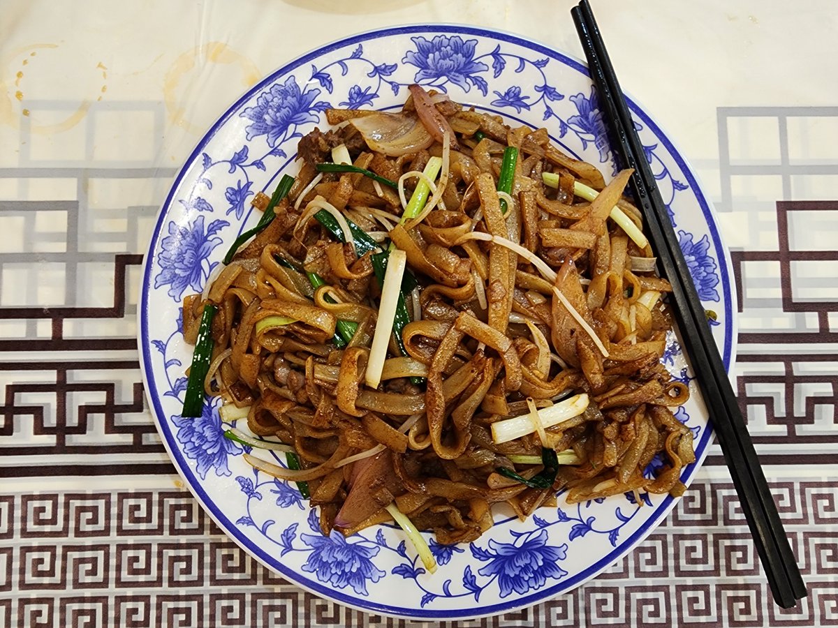 junkwak0512's tweet image. Beef Chow Fun (Gànchǎo niúhé, 干炒牛河), also known as Stir-fried Hé Fēn (河芬). Available at any restaurant in Guangdong (广东). But, except for shops specialized in Cantonese noodles, customarily required to order other dishes together. Hé Fēn is a staple Cantonese noodle.