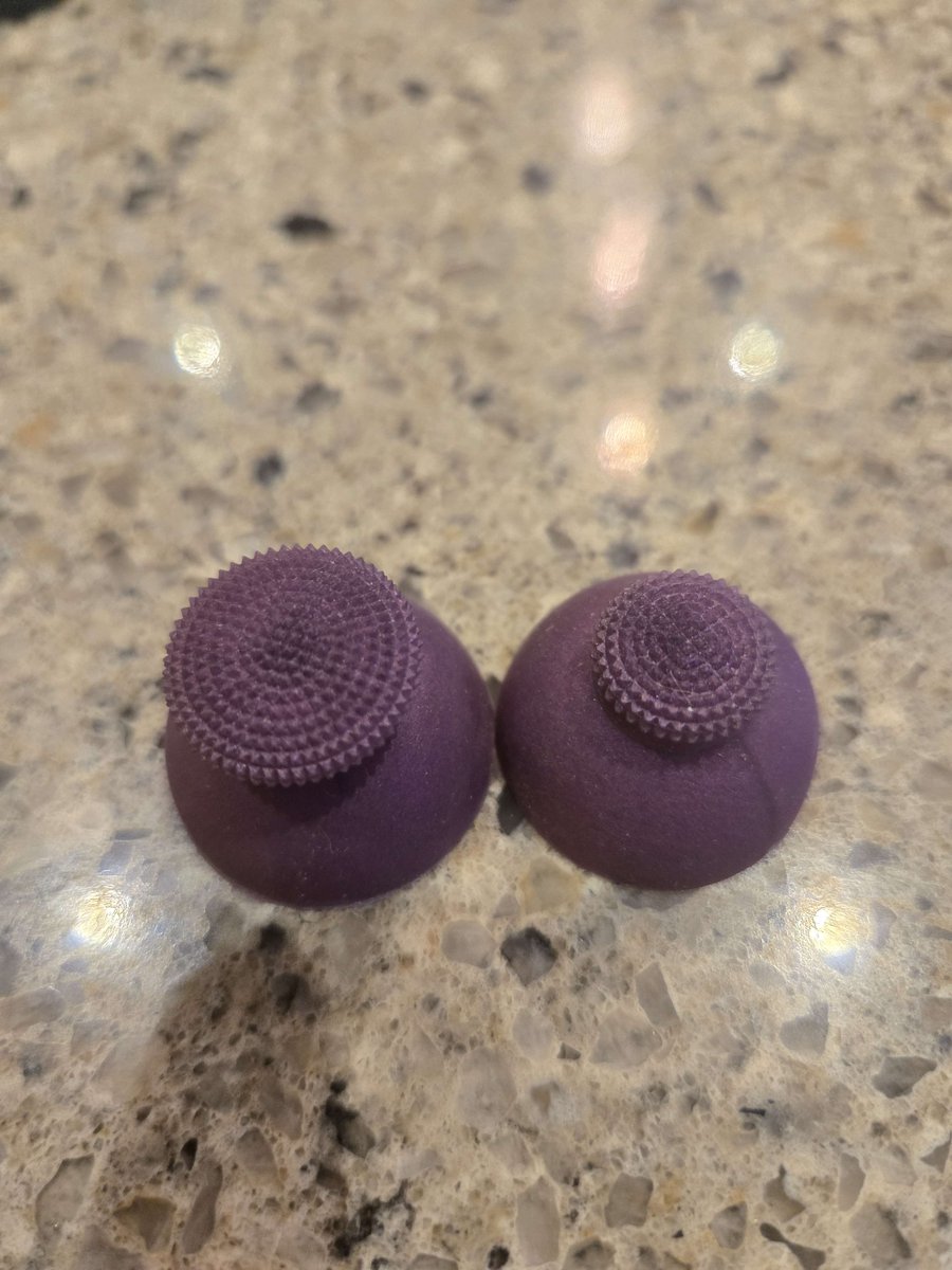 UsagiKaede1's tweet image. Ive been loving these sticks and that SUCKS because I waited like 6 months to get them after messaging the guy over and over and even then I needed to mod the C Stick to fit on the stickbox poll.