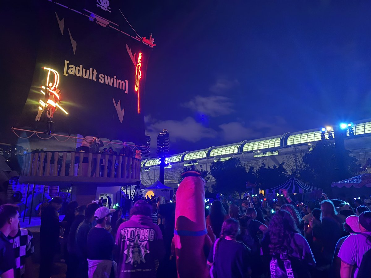 evaction's tweet image. Night raving at the @adultswim Pirate Purrrty. Feel the vibes with your Smiling Friends. #adultswim #piratepurrrty #sdcc #sdcc2025 #SanDiegoComicCon #SanDiegoComicCon2025 #smilingfriends