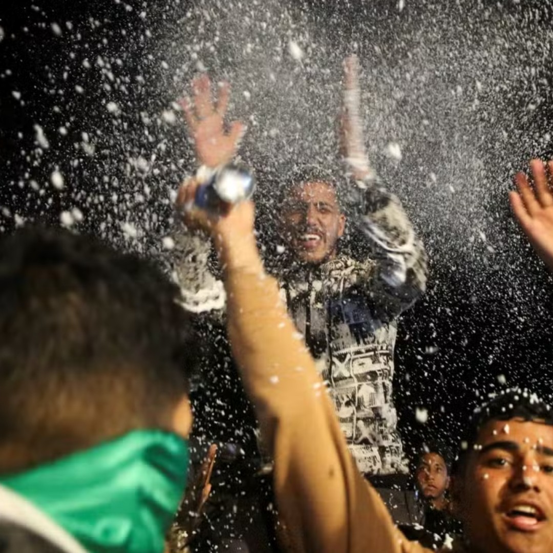gauchecaca's tweet image. Les Gazaouis après le pogrom du 07 octobre...et les Gazaouis après les annonces d'Emmanuel Macron.
À méditer.
( pour les pisse vinaigre il s'agit de photos d'illustration )