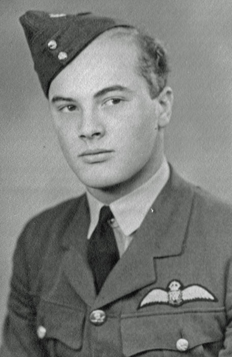 pettore's tweet image. Lost his life this day 26th July 1940.
PO. Patrick Chaloner Lindsey.
One of THE FEW.
bbm.org.uk/airmen/Lindsey…
In action over the Channel he was shot down in his Hurricane.
His body washed ashore a month later and he was buried in Wimereux Communal Cemetery
He was 20 years old.