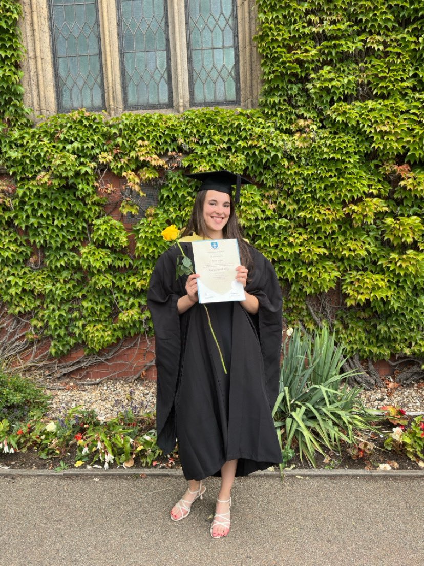 reallycerys's tweet image. Watch out journalism industry, @sheffjournalism class of 2025 are coming 👩🎓 💛🖤