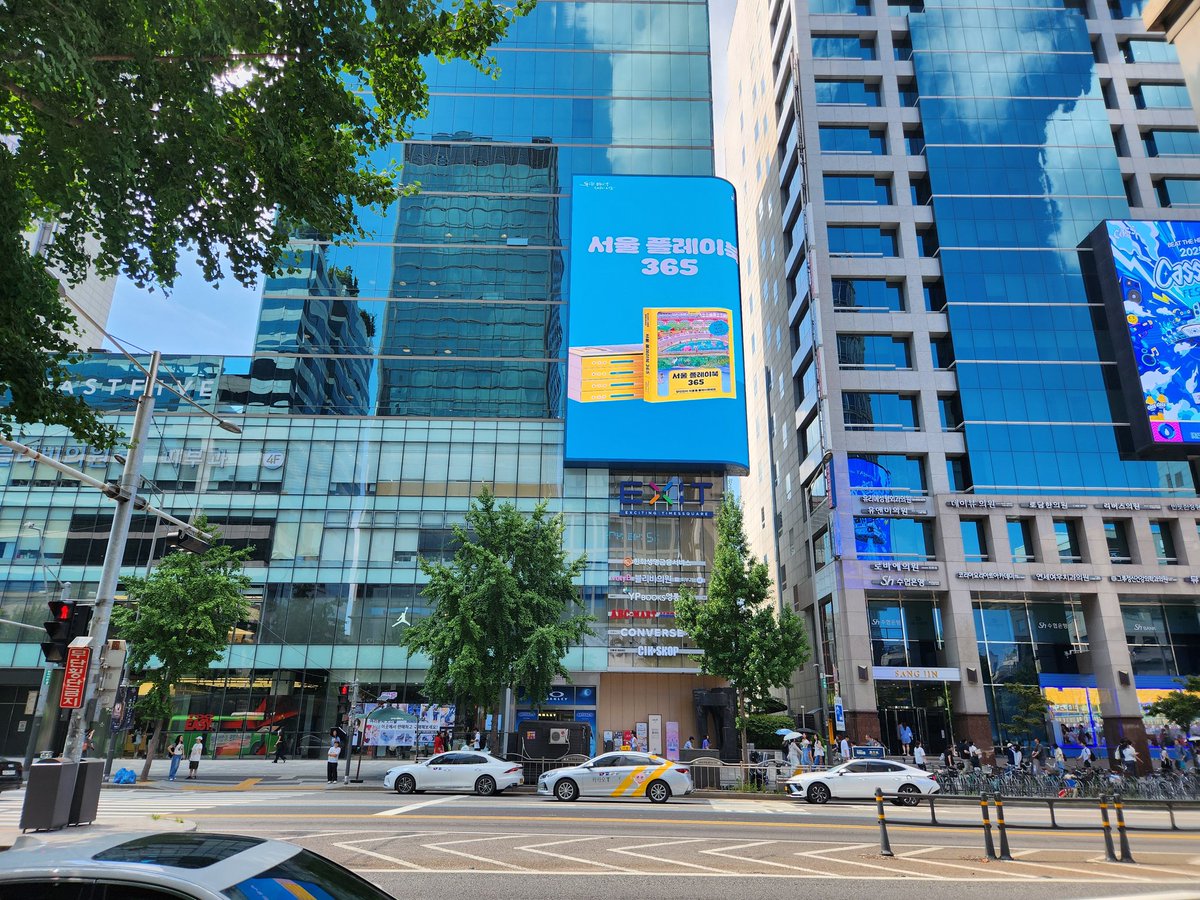 홍대입구역 2번출구 도보 15초😶