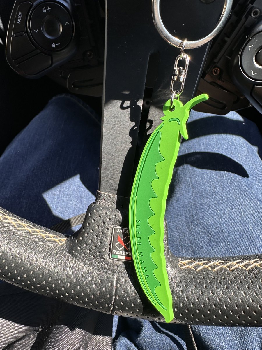 今日気づいたんだが、岡ざえもんの左足が割れてしまってたので、スーパーマメキーホルダー買って付け替えました👍
A-PIT東雲さんには土屋さんのグッズが充実してて非常に助かります✨