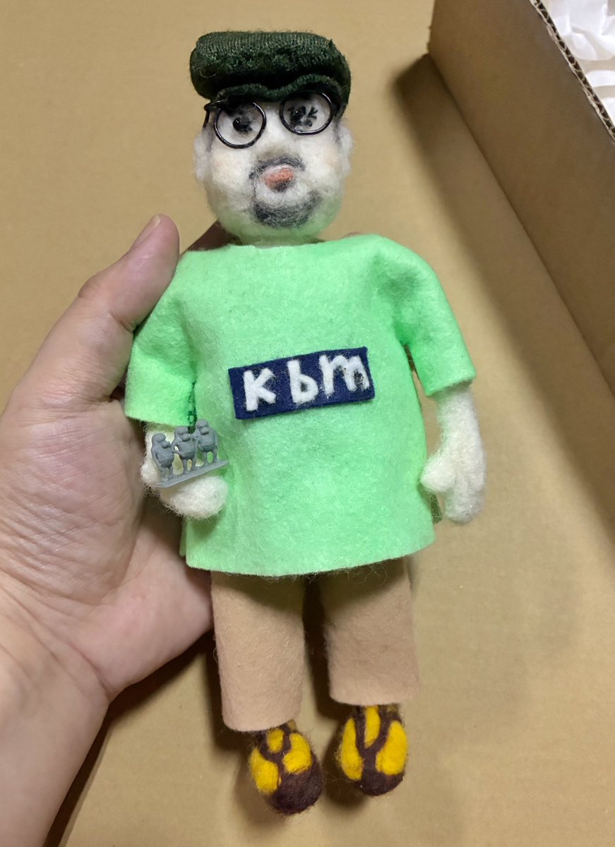 kbmanimation's tweet image. あと、手作りの謙さん人形も笑
スタジオの片隅に置いてくれてたヤツですね⁉︎ 🌸
しかも手には、最後に謙さんがデータ作りをやっていた、3バカの極ミニフィギュアが 笑　すごーい
感謝…😭

ていうか
ミニ謙さん増殖してる 笑