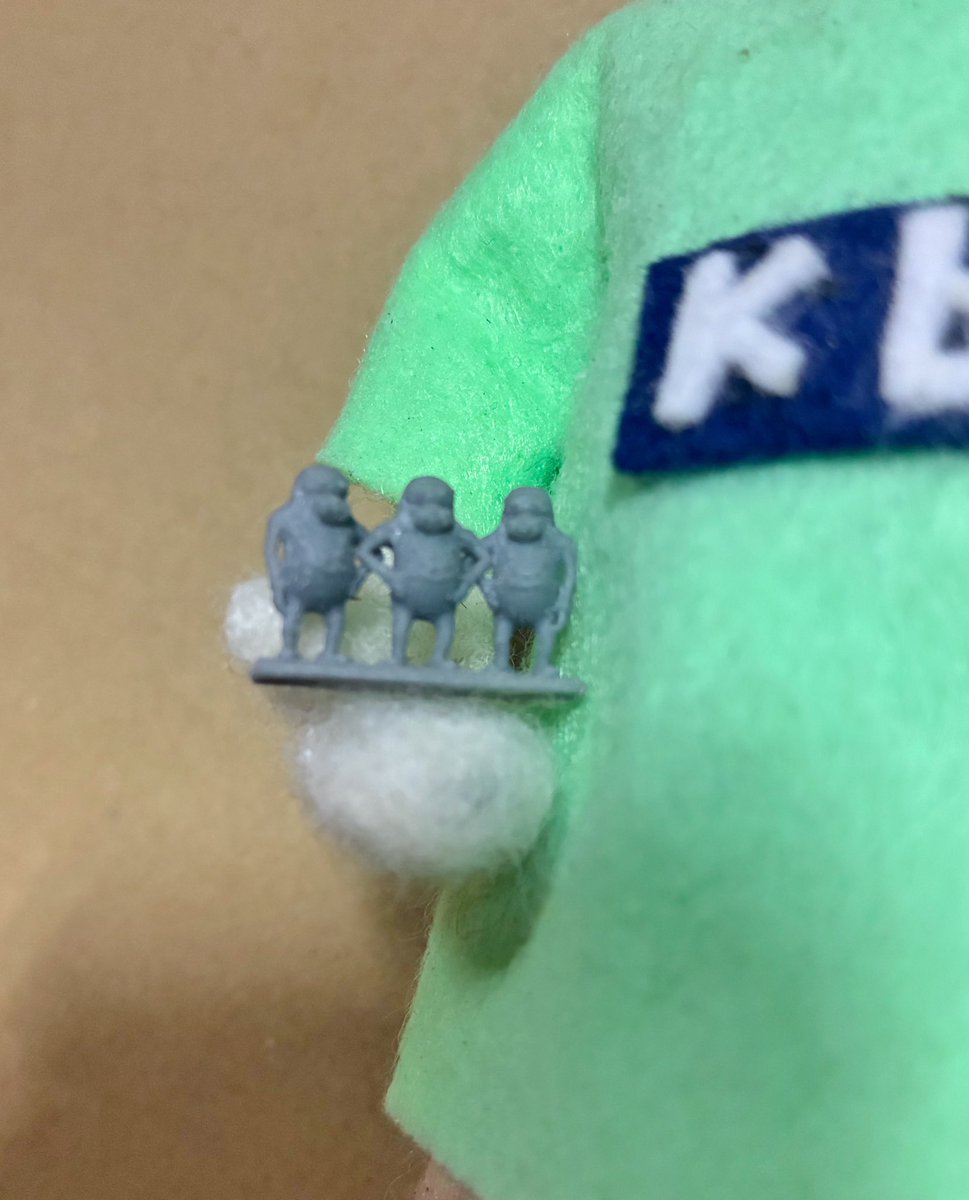 kbmanimation's tweet image. あと、手作りの謙さん人形も笑
スタジオの片隅に置いてくれてたヤツですね⁉︎ 🌸
しかも手には、最後に謙さんがデータ作りをやっていた、3バカの極ミニフィギュアが 笑　すごーい
感謝…😭

ていうか
ミニ謙さん増殖してる 笑