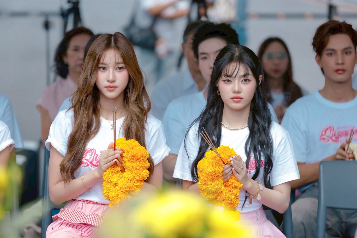 LookAround_TH's tweet image. เปิดเคมีใหม่!! “แพม-อาฮ๋วง” ควงคู่เอาฤกษ์เอาชัย นำทีมบวงสรวง “QUEENDOM ซ่อนใจไว้ที่เธอ” ซีรีส์ยูริเรื่องแรกจาก WeTV Original
🔗 อ่านต่อ facebook.com/share/p/15oHHf…
#WeTVth #WeTVOriginal #QueendomTheSeries #ซ่อนใจไว้ที่เธอ #อาฮ๋วงแพม #ArhoungPam
#Arhoung #ppammelar