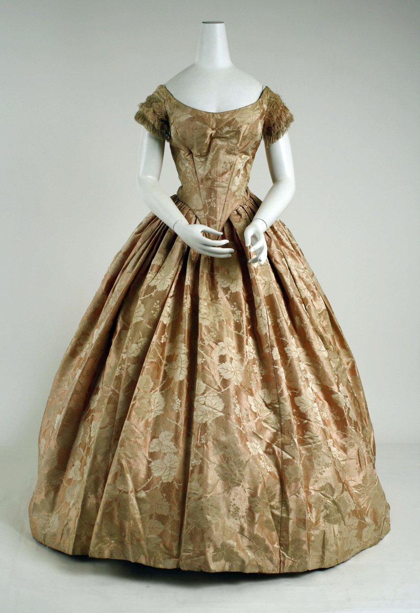 plummie9's tweet image. Probably American
Lovely silk dress with two bodices, c. 1857.
@metmuseum
#FashionHistory