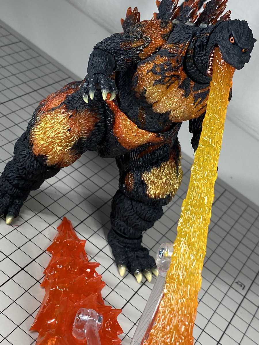 バーニングゴジラ買えた‼︎全ゴジラの中で一番好きなので嬉しい。やっぱ最高にかっこええんや…燃える体表と恐ろしい目つきが最高なんや…でも眼球の向きがパッケージと違う気がするね🤥 