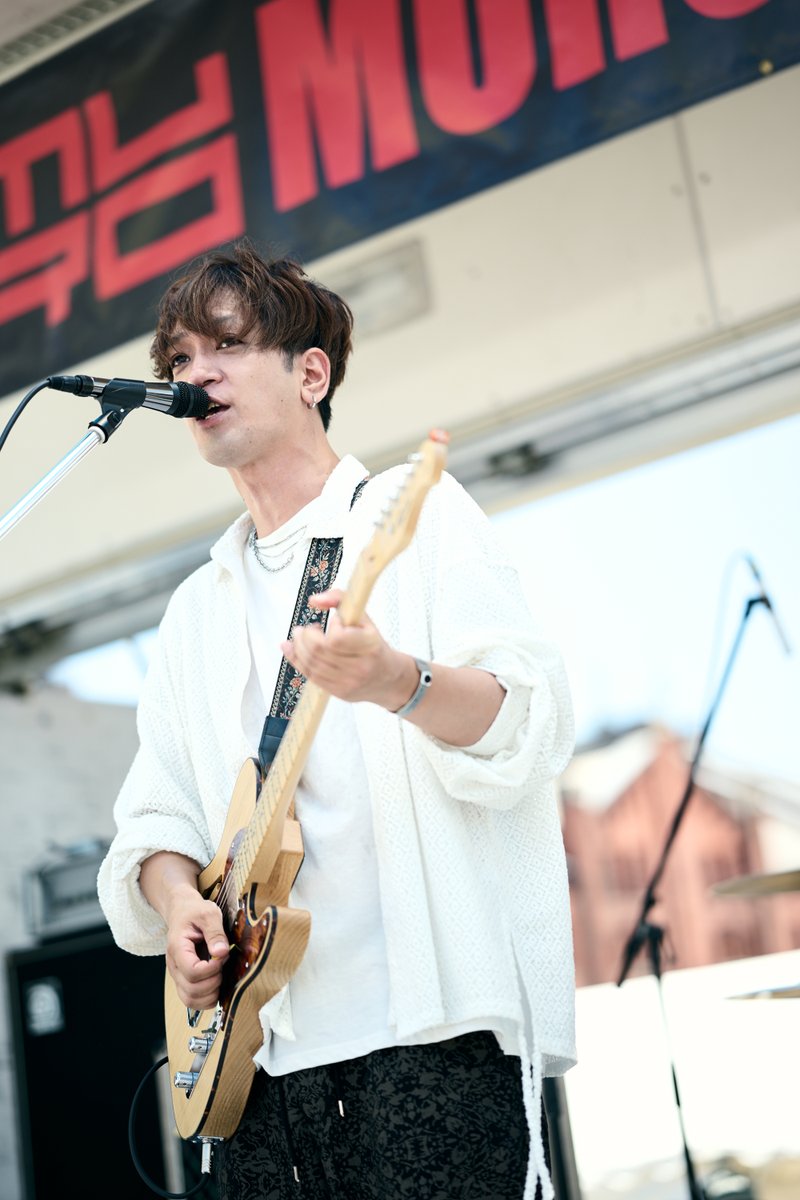 【 #murofes 2025レポ】

極上のメロディと唯一無二の美声が赤レンガに響く。"クレスト育ち"と頼もしく豪語する「ラックライフ」。
1曲目から「風が吹く街」でぶち上げ"ライブハウス"ムロフェスを吹き抜けていった。

pic <a href="/san00000n/">佐野和樹</a> 
 
#ムロフェス