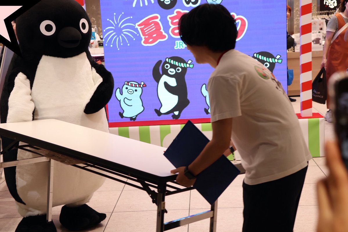 moharuharu3's tweet image. 昨日のペンギンさま
荷物置き机が出されていないのに気付き
自ら移動させようとしていらっしゃいました
あれこれと心遣いされるペンギンさまでした