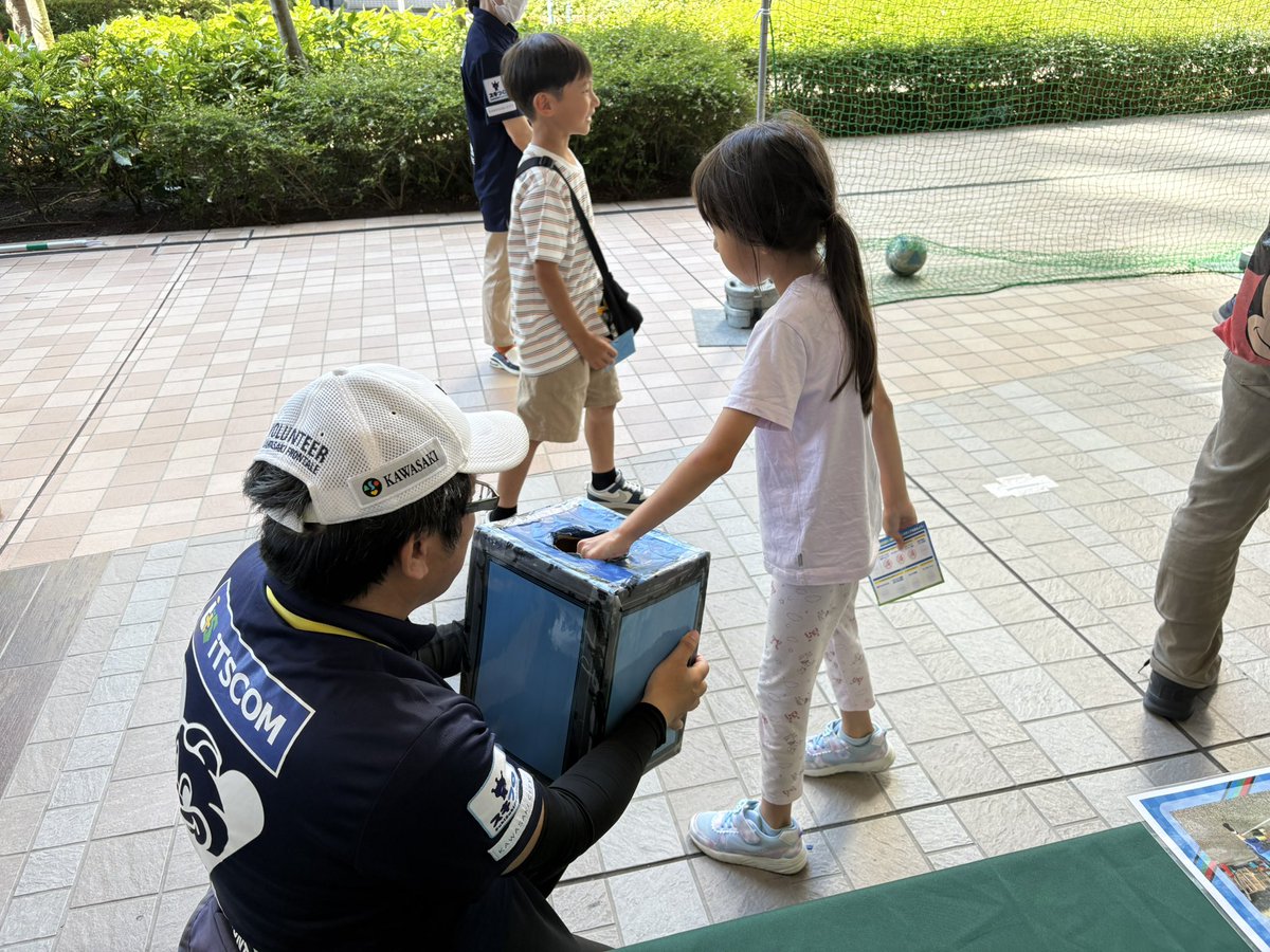 frontale_staff's tweet image. KOSUGI SPORTS FES 2025に参加しております⚽️
グランツリー武蔵小杉で17:00までキックターゲット開催中🐬
得点に応じて、トレカをゲット‼︎
ぜひお立ち寄りください✨
【ホームタウン】 #frontale