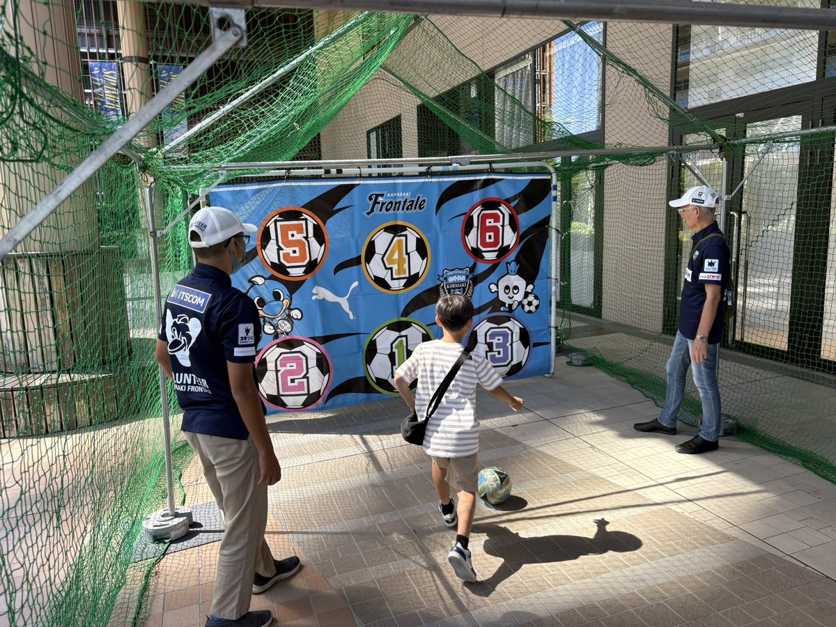 frontale_staff's tweet image. KOSUGI SPORTS FES 2025に参加しております⚽️
グランツリー武蔵小杉で17:00までキックターゲット開催中🐬
得点に応じて、トレカをゲット‼︎
ぜひお立ち寄りください✨
【ホームタウン】 #frontale