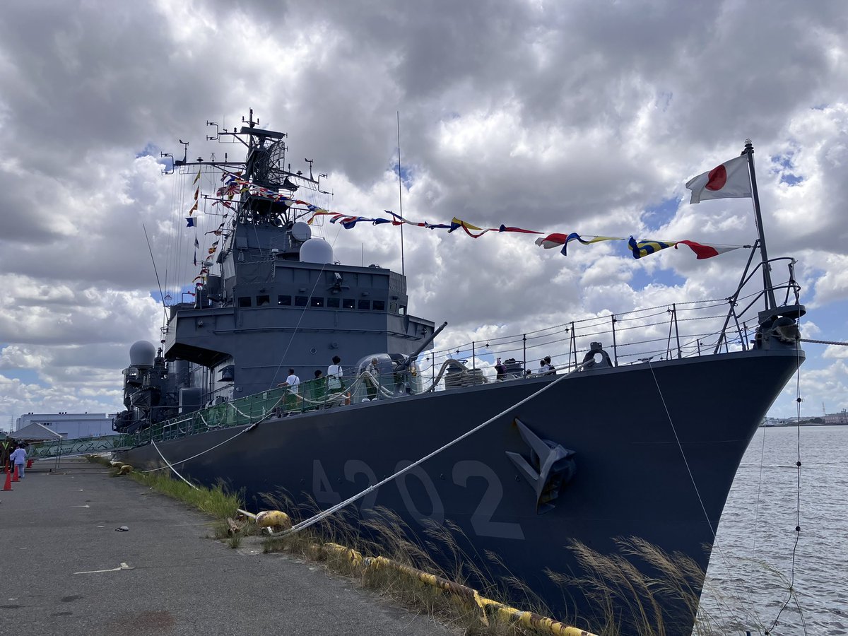 Chidori_SN's tweet image. くろべ見に行ってきました!えがった!
帰るとき地下鉄前の交差点で艦長が1人猛暑の中宣伝してて思わず二度見してしまった、どうか熱中症に気をつけて明日も頑張ってくだせぇ…