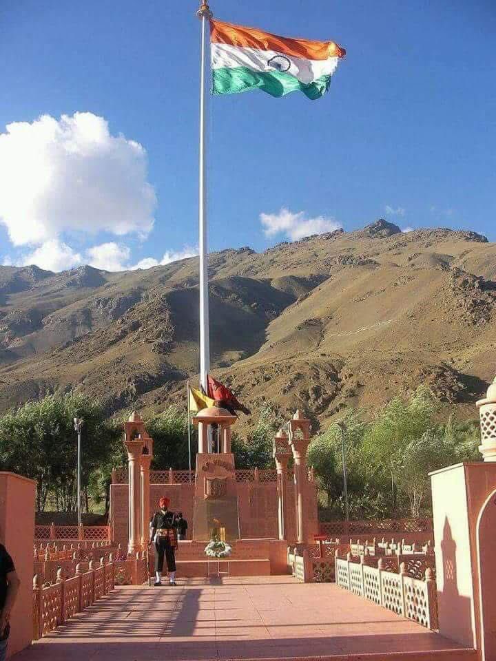 On Kargil Vijay Diwas, we bow to the sacrifice &amp; service of our brave soldiers &amp; officers of the Indian Armed Forces who laid down their lives to protect the nation. Their valor &amp; sacrifice, continues to unite and inspire a grateful nation

Jai Hind