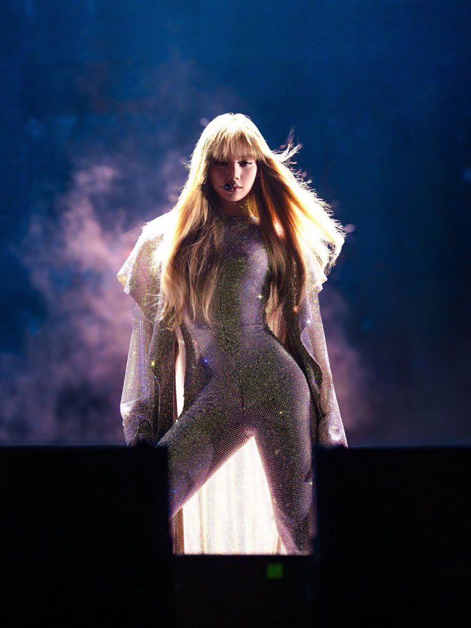 lalisaslore's tweet image. All that aside….THIS picture is so majestic✨
