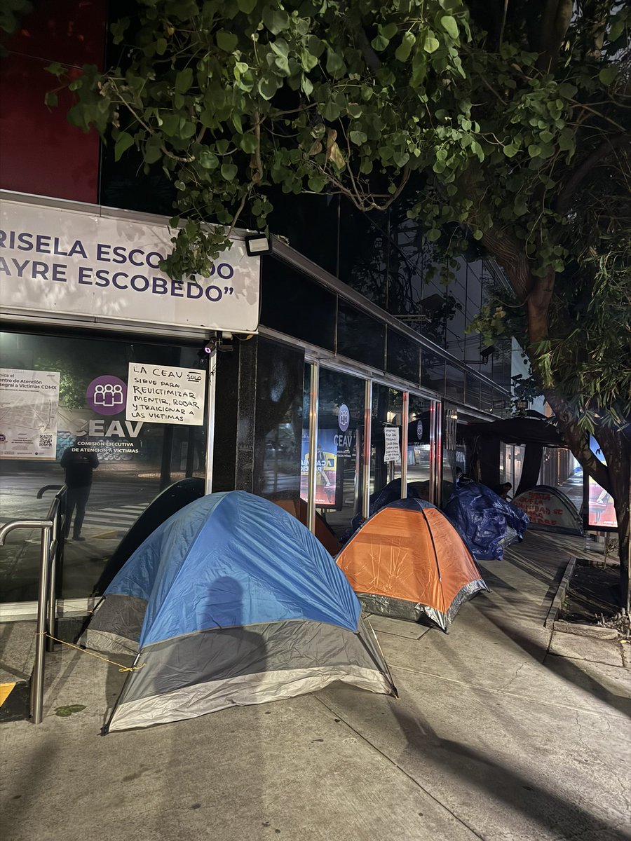 Aquí estamos las mujeres y las familias víctimas, querida presidenta <a href="/Claudiashein/">Claudia Sheinbaum Pardo</a> en <a href="/CEAVmex/">CEAV</a>  en el #Día5 de nuestro #PlantónPermanente.
No somos sus opositoras, somos un puñado de víctimas que nos organizamos para estabilizar el rumbo de dignidad y la justicia..