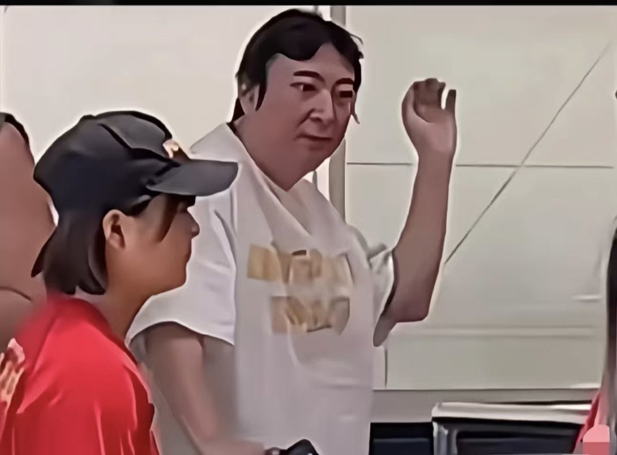 justicefallen20's tweet image. 王思聰缺少自制力。過於沉溺於口腹之慾。不過也好,讓老共放鬆對他家的警惕。他在富二代裡還算不錯。