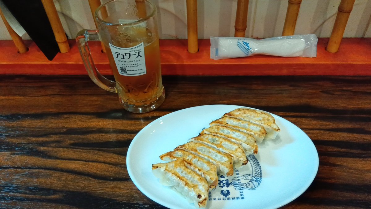 masu1017's tweet image. 野暮用で大阪にいったので墓参り@三ノ宮。御袋を忍んで肉を食う。その後、前から来になっていた珉珉の前を素通りできず(笑)、ドラゴンハイボールと餃子を食う。ほぼ50年ぶりの珉珉の餃子。美味しくいただきました(^^) 丁度1,000円でした。