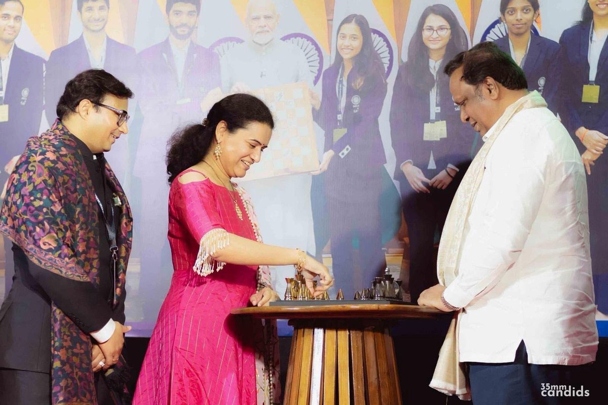 ShelarAshish's tweet image. Honored to practise a few chess moves with Grandmaster Koneru Humpy ji at NAFA inauguration ceremony & best wishes to her & our fellow Indian Grand Master Divya Deshmukh as they compete in the FIDE Women Chess World Cup finals ! I
#AshishShelar