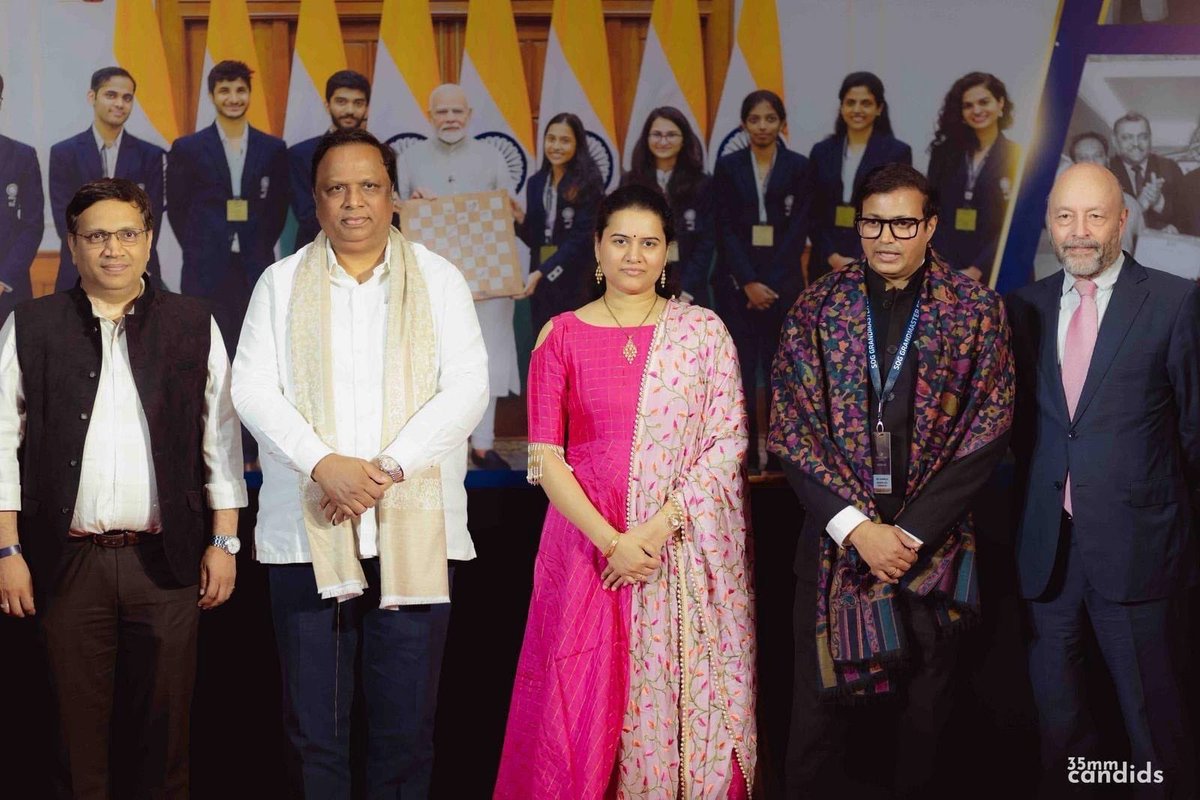ShelarAshish's tweet image. Honored to practise a few chess moves with Grandmaster Koneru Humpy ji at NAFA inauguration ceremony & best wishes to her & our fellow Indian Grand Master Divya Deshmukh as they compete in the FIDE Women Chess World Cup finals ! I
#AshishShelar