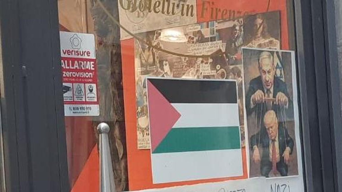 rep_firenze's tweet image. Minacciato per i cartelli in vetrina che criticano Meloni e Netanyahu firenze.repubblica.it/cronaca/2025/0…
