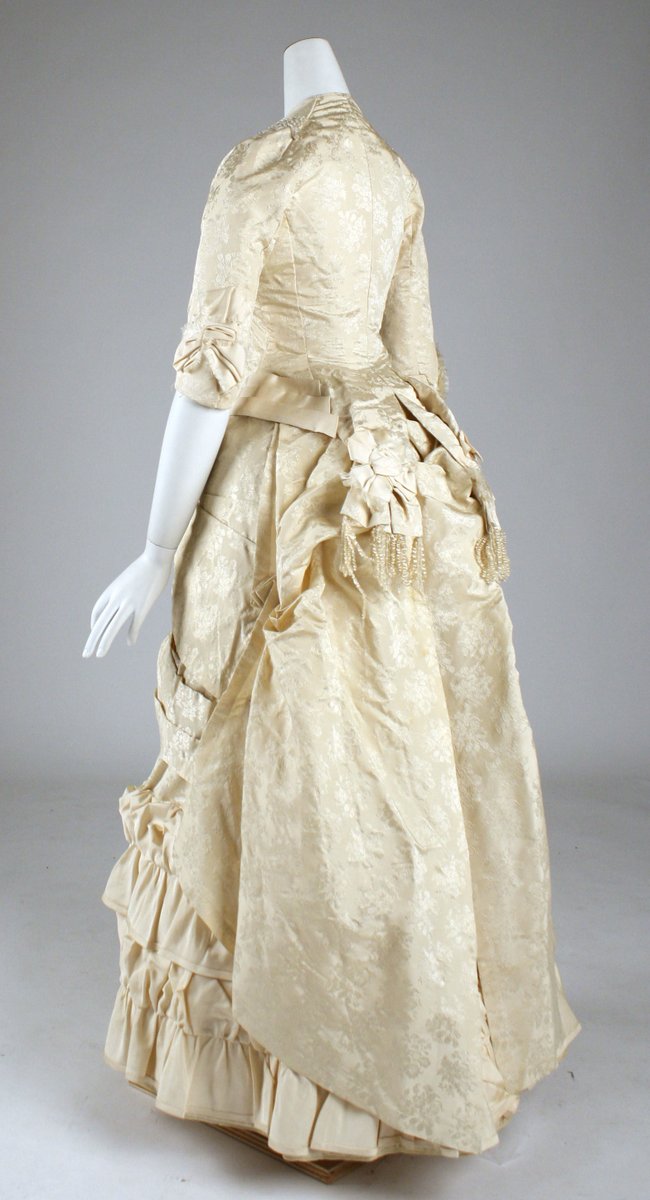 plummie9's tweet image. American
Another lovely dress, 1881
Silk brocade, faux pearl & glass bead trim
@metmuseum
#FashionHistory