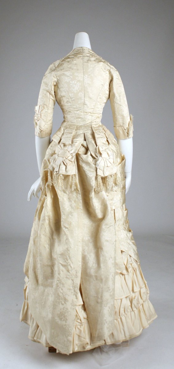 plummie9's tweet image. American
Another lovely dress, 1881
Silk brocade, faux pearl & glass bead trim
@metmuseum
#FashionHistory