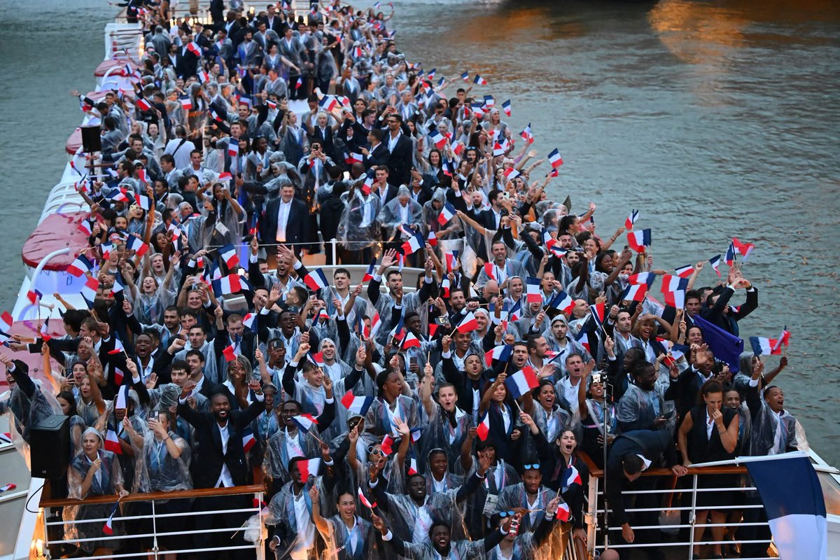 FranceOlympique's tweet image. [#ToujoursLaFlamme]
26 juillet 2024.
La Seine, la lumière, l’émotion.
Un an plus tard, la flamme est toujours là.