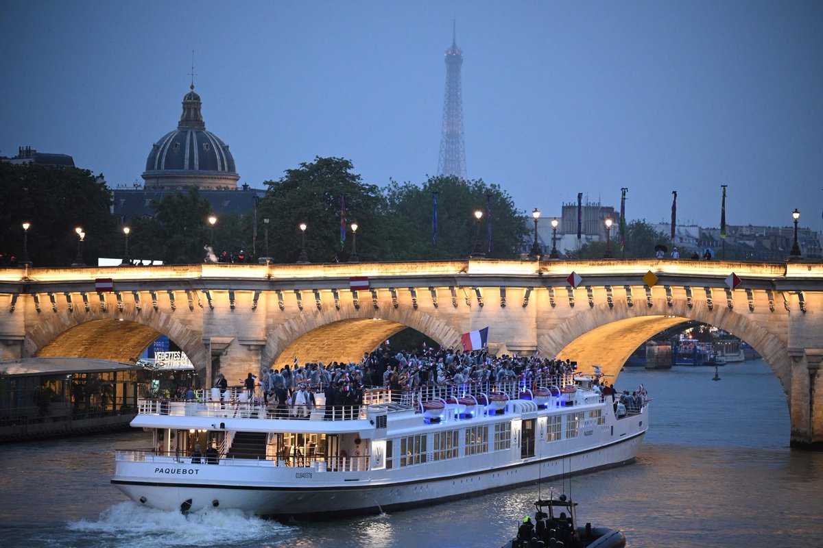 FranceOlympique's tweet image. [#ToujoursLaFlamme]
26 juillet 2024.
La Seine, la lumière, l’émotion.
Un an plus tard, la flamme est toujours là.