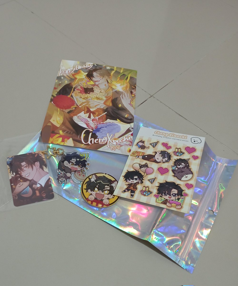 tiivanism's tweet image. sudah datang dengan aman dan selamat!!!! semuanya lucu lucu dan ganteng ganteng dan segini banyak CUMA 38K???? (shoutout to admin hikatokiss (plis kiss aku juga) yang udah bolak balik ngingetin aku buat cek email heheh krn kalo enggak bisa jadi aku gagal dapetin semua ini 😭)