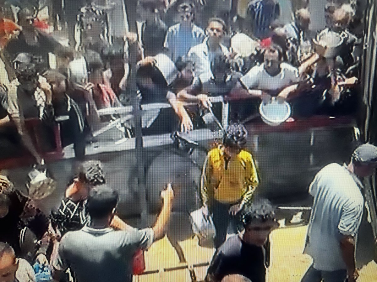 ronnienevarez's tweet image. This is not a scene from a war torn century past, this is now.
Dozens of desperate people ,children, mothers, fathers, holding empty pots and pans, crowding around metal barricades for a chance at food (rice only) or water. Their faces are not blurred for drama; they are real,…