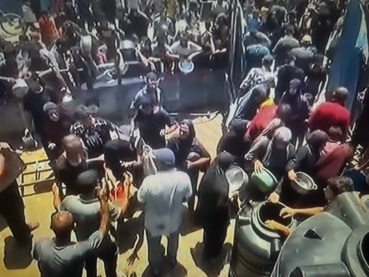 ronnienevarez's tweet image. This is not a scene from a war torn century past, this is now.
Dozens of desperate people ,children, mothers, fathers, holding empty pots and pans, crowding around metal barricades for a chance at food (rice only) or water. Their faces are not blurred for drama; they are real,…