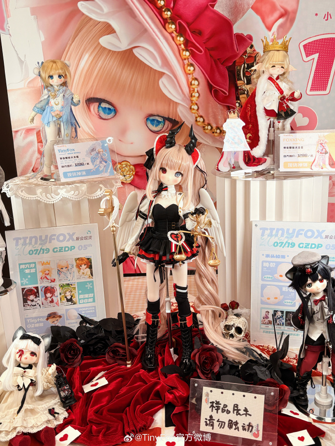lapeonier2's tweet image. 先日、中国広州で開催されたドール展示会のTinyFoxブースの様子です!
未発売や、まだ全力生産中のドールの姿を拝まれられてウキウキしますね!…