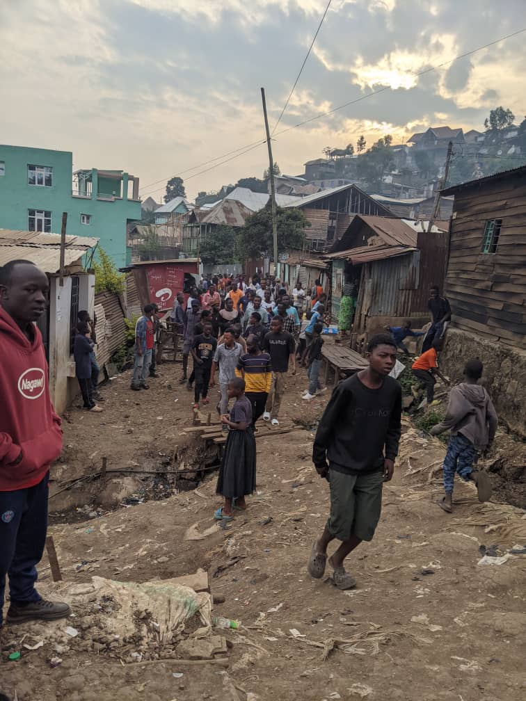 IMANI NTAKO FAITH (@faithntako65514) on Twitter photo #SUD-#KIVU
Depuis 5h de ce Samedi 26 Juillet les terroristes rwandais du M23RDF ont encerclé le quartier KARHALE dans la ville de BUKAVU, tous les jeunes et Papa du quartier sont arrêtés et amener à des endroits inconnus jusqu'à présent
<a href="/marlonluzayamo_/">Anaelmarlon Luzayamo🇨🇩</a> <a href="/kamba82/">SERGE KAMBA</a> <a href="/PatrickMuyaya/">Patrick Muyaya</a> #SUD-#KIVU
Depuis 5h de ce Samedi 26 Juillet les terroristes rwandais du M23RDF ont encerclé le quartier KARHALE dans la ville de BUKAVU, tous les jeunes et Papa du quartier sont arrêtés et amener à des endroits inconnus jusqu'à présent
<a href="/marlonluzayamo_/">Anaelmarlon Luzayamo🇨🇩</a> <a href="/kamba82/">SERGE KAMBA</a> <a href="/PatrickMuyaya/">Patrick Muyaya</a>
