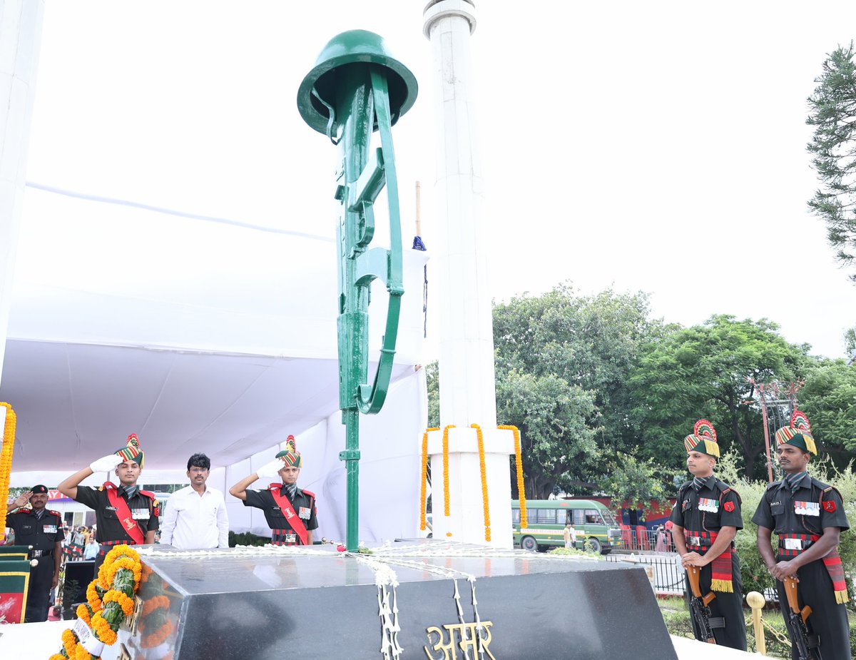 dm_patna's tweet image. जिलाधिकारी, पटना द्वारा कारगिल विजय दिवस के अवसर पर आयोजित राजकीय समारोह में गाँधी मैदान, पटना स्थित शहीद-ए-कारगिल स्मृति स्थल पर बिहार सरकार की तरफ से माल्यार्पण किया गया एवं अमर शहीदों को सलामी दी गई।
#Kargil
#KargilHeroes
#KargilVijayDivas
@officecmbihar
@BiharCabinet…