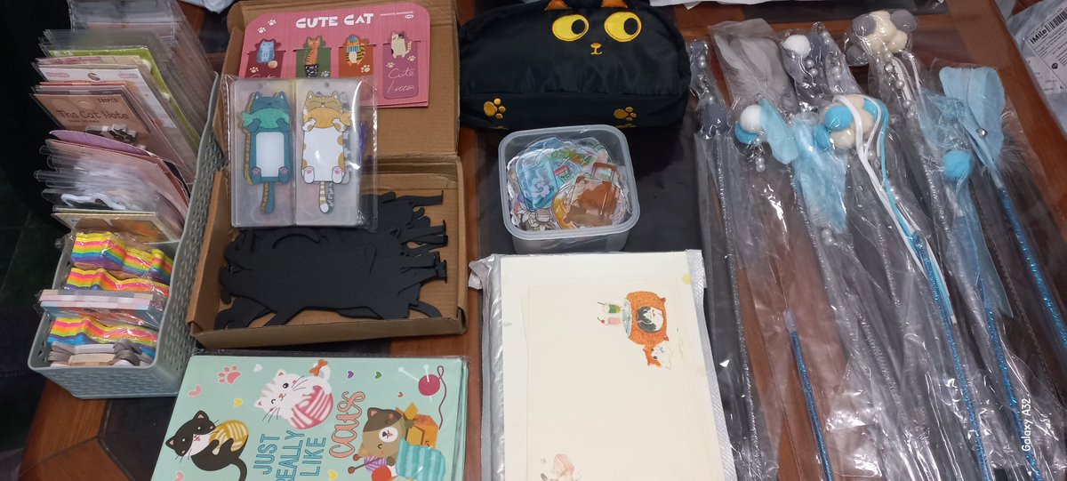 MeowWorkshop's tweet image. Amigos tenemos cositas a la venta, como: juguetes con catnip para gato, post-it, separadores magnéticos, cucharas, churus y muchas cosas con temática de gatos y para gatos. Metro chabacano linea verde junto al tianguis de hello Kitty mañana de 12 a 2pm.