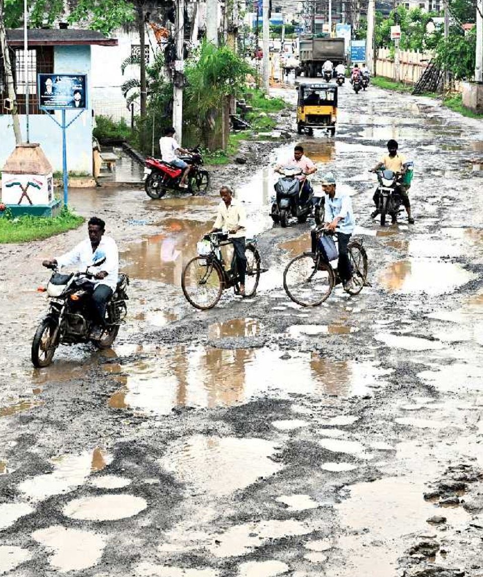 ChalapathiYsj's tweet photo. కూటమి ప్రభుత్వంలో దూసుకుపోతున్న అభివృద్ధి - ఇది రోడ్ ఆ లేకా ఇంకేమన్ననా 🤦🏻🤦🏻
దగదగా మెరిసిపోతున్న ఏలూరు రోడ్లు 😂
#TDPRoads https://t.co/T4vYhvDnwZ