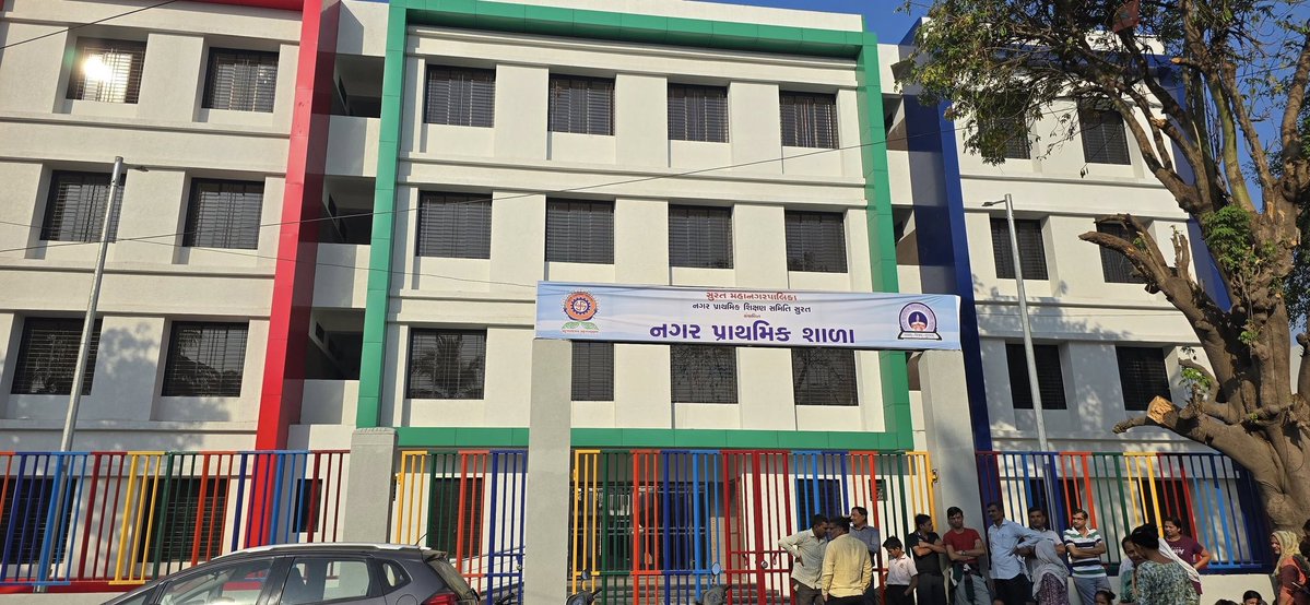 NalinisKitchen's tweet image. This is a government school in Surat, built with over ₹10 crores. It has a capacity of 2,000 students, but 4,000 have applied. This is the kind of real growth we need.

If you&apos;d like, I can visit and capture more photos of the school.