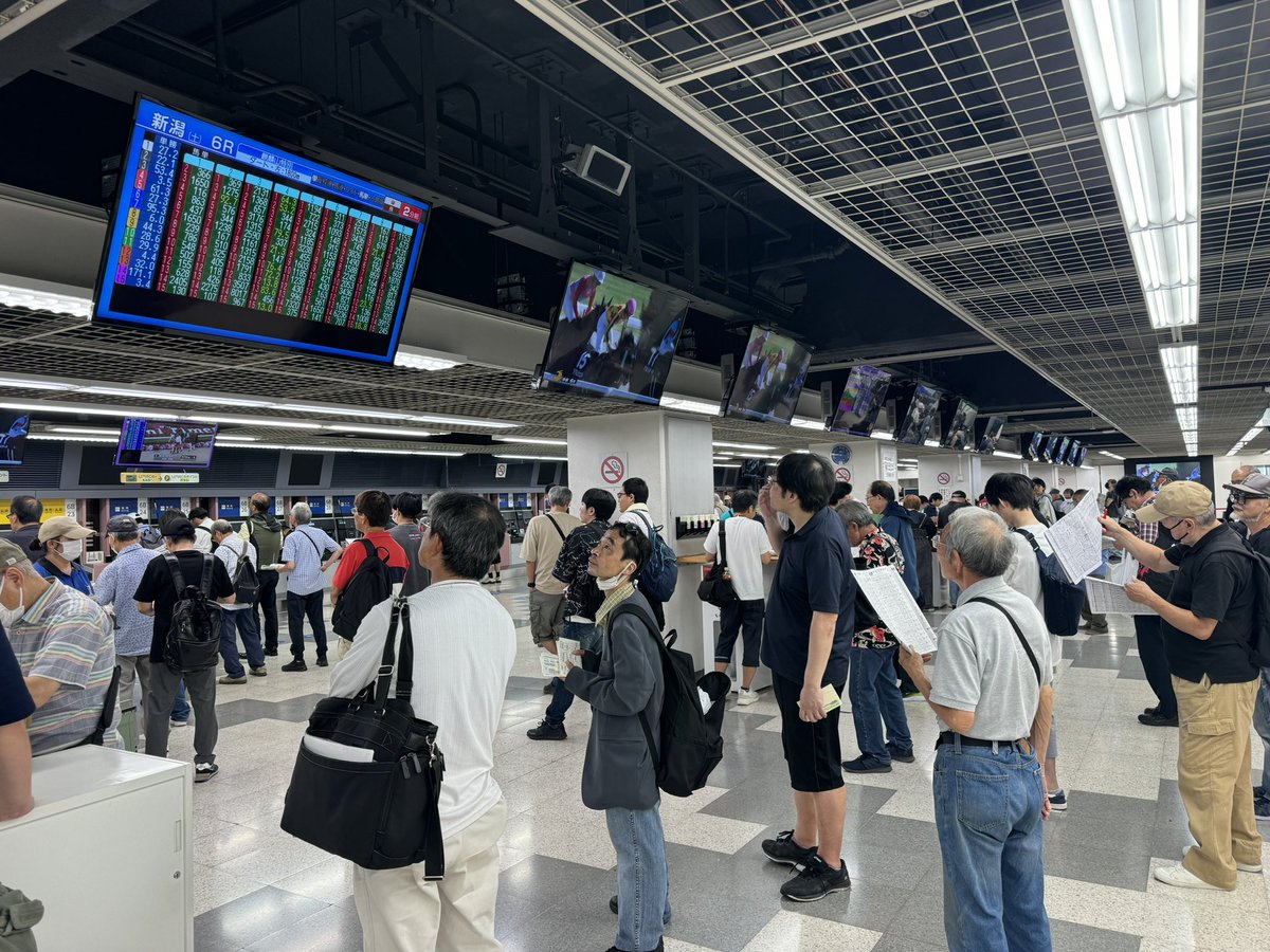 涼みにきただけなのに気付いたら馬券買ってた