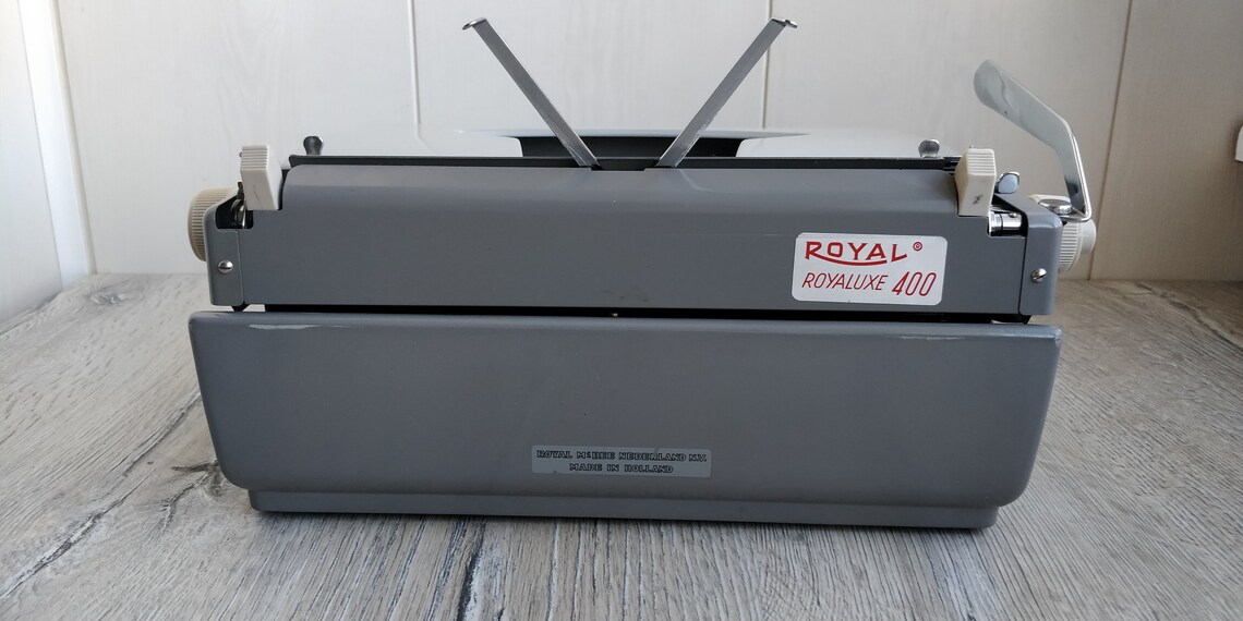 IGOR2691's tweet image. #ROYAL #Royaluxe 400 #Portable #Rare #mechanical #Manual #Typewriter with QWERTY Keys. Metal #Working ROYAL Typewriter. #Vintage #Office etsy.me/2ZAyD5x