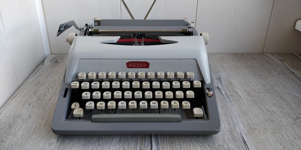 IGOR2691's tweet image. #ROYAL #Royaluxe 400 #Portable #Rare #mechanical #Manual #Typewriter with QWERTY Keys. Metal #Working ROYAL Typewriter. #Vintage #Office etsy.me/2ZAyD5x